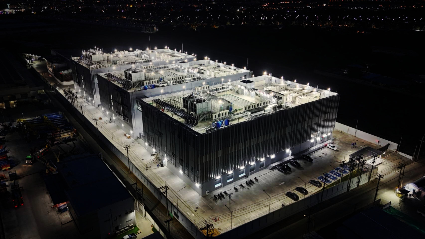 อาคาร Data Center โครงการ TRUE IDC ถ่ายมุมสูงตอนกลางคืน